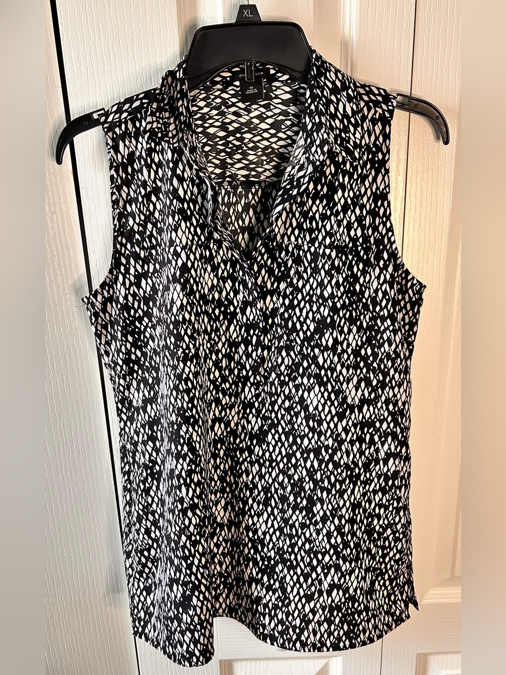 Ann Taylor Women’s Size XS Sleeveless Black & White Printed Collared Blouse Tank